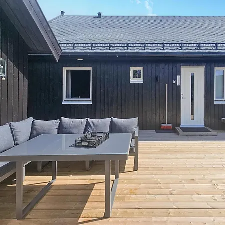 4 Bedroom Beautiful In Сasa de vacaciones Vegårshei